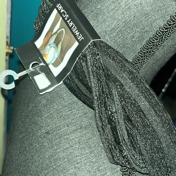 #365 (NWT)Ladies black Scarf with shimmer, had attached silver toned jewelry - Picture 9 of 13